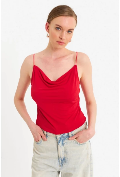 Kadın Kırmızı Degaje Yaka Basic Askılı Bluz YDF101