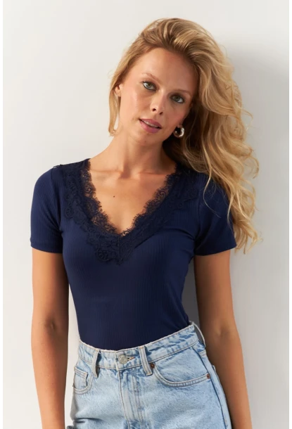 Kadın Lacivert Dantel Detaylı Bluz AYD374