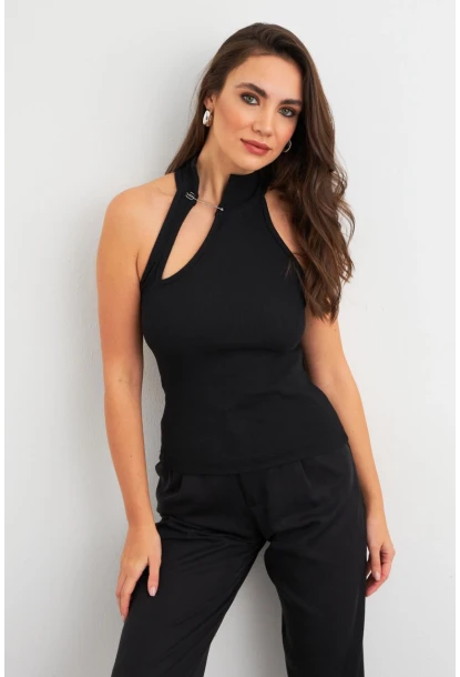 Kadın Siyah Aksesuarlı Pencereli Kolsuz Bluz EY3028