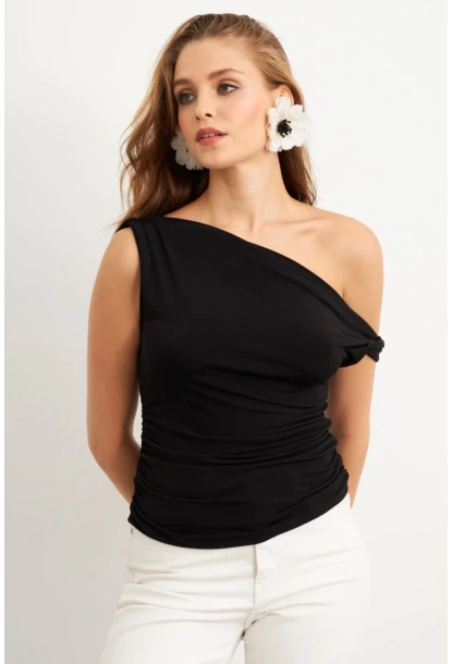 Kadın Siyah Asimetrik Kol Bluz VA100