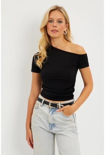 Kadın Siyah Asimetrik Yaka Büzgüllü Bluz DMR332