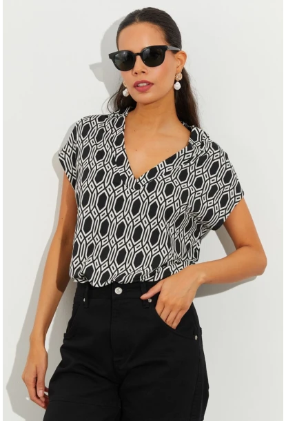 Kadın Siyah-Beyaz Desenli V Yaka Bluz LPP1217