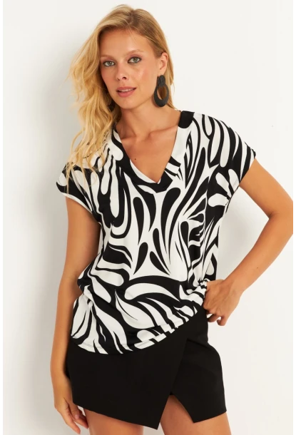Kadın Siyah-Beyaz Zebra Desenli V Yaka Bluz AYD347