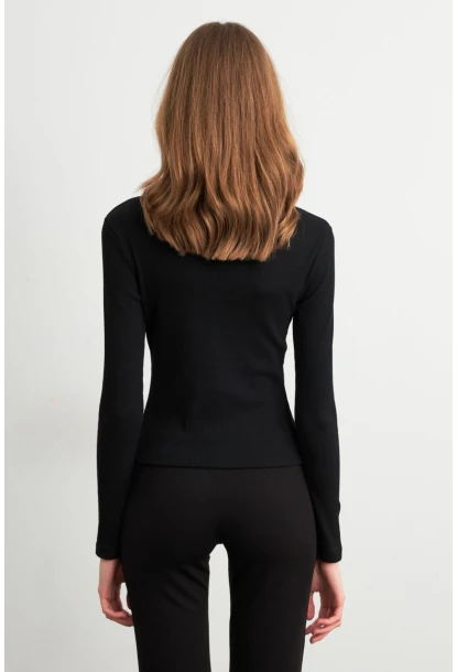 Kadın Siyah Düğme Aksesuarlı Çapraz Yaka Bluz TF52