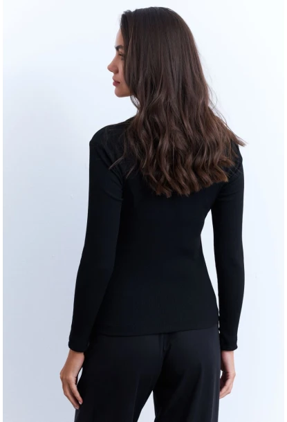 Kadın Siyah Düğme Aksesuarlı Kaşkorse Bluz EY2945