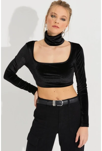 Kadın Siyah Kare Yaka Boyunluklu Kadife Crop Bluz B2867