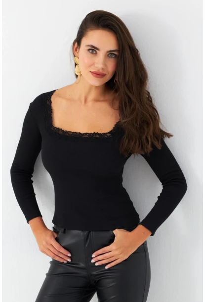 Kadın Siyah Kare Yaka Dantelli Bluz TF36