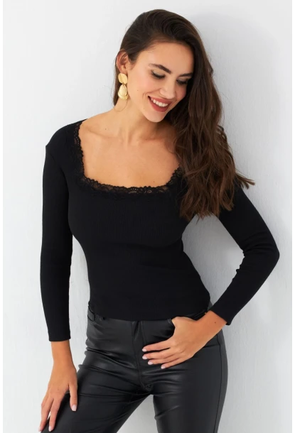 Kadın Siyah Kare Yaka Dantelli Bluz TF36