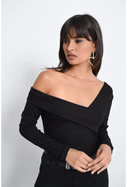 Kadın Siyah Madonna Yaka Bluz B10