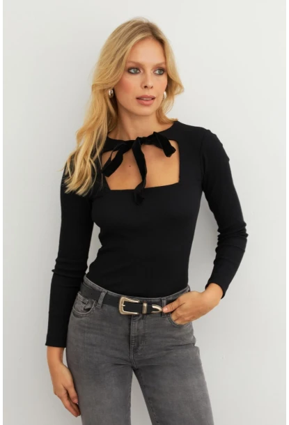 Kadın Siyah Önü Bağlamalı Kare Yaka Bluz EY3008