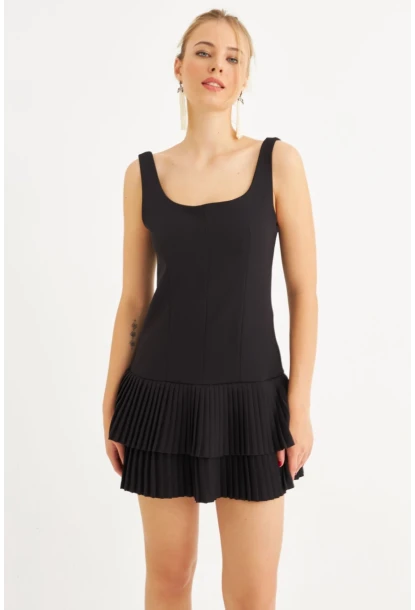 Kadın Siyah Sırt Dekolteli Fırfırlı Şortlu Mini Elbise FRY101