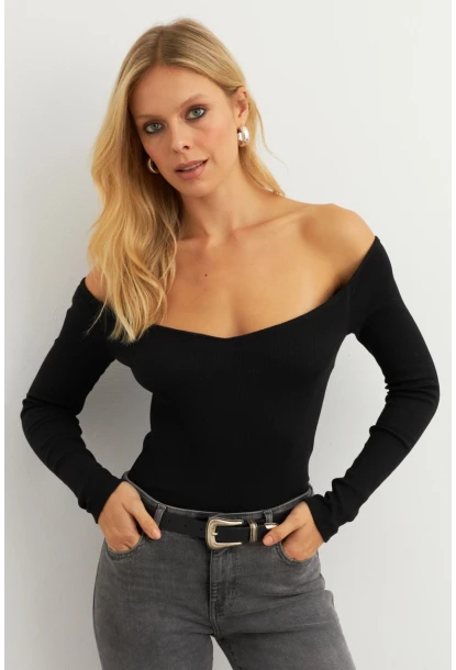 Kadın Siyah Yakası Açık Kaşkorse Bluz AYD400