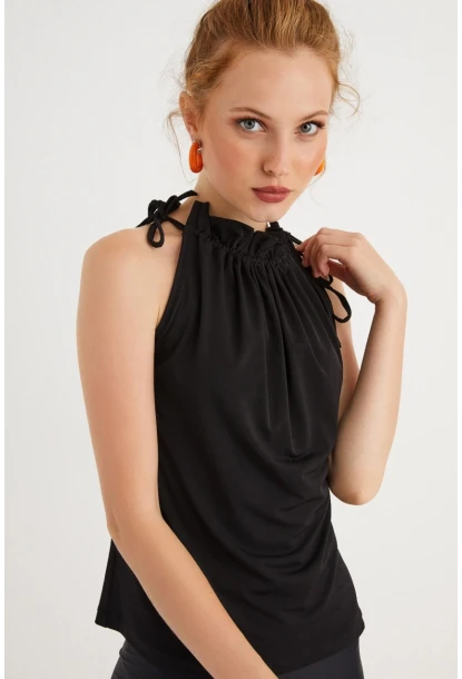 Kadın Siyah Yakası Fırfırlı Kolsuz Bluz BTH01