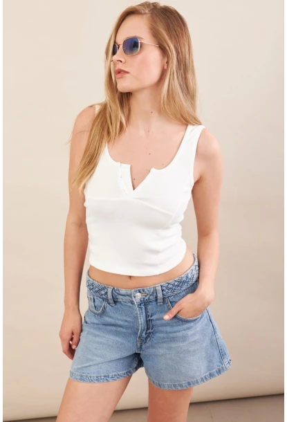 Kadın Beyaz Agraflı Kısa Bluz ZH167