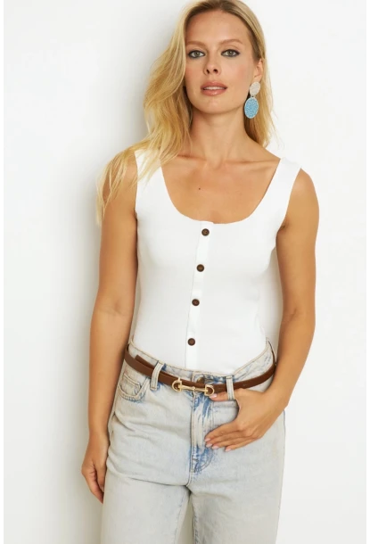 Kadın Beyaz Düğme Aksesuarlı Bluz MK14