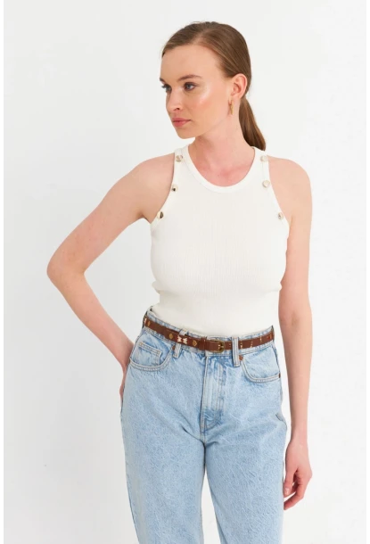 Kadın Beyaz Düğme Detaylı Kolsuz Kaşkorse Bluz TF55