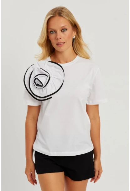 Kadın Beyaz Gül Aksesuarlı T-Shirt SF12740
