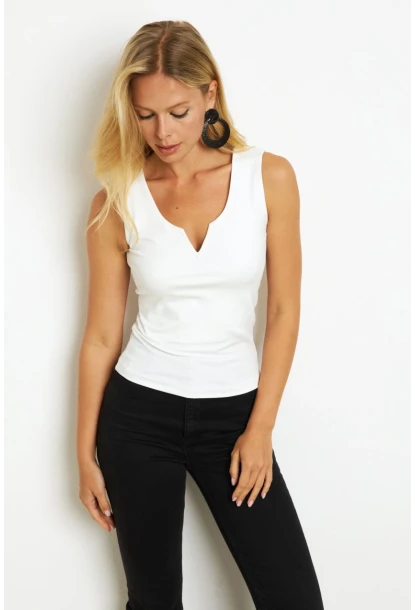Kadın Beyaz Kolsuz Bluz EY2712