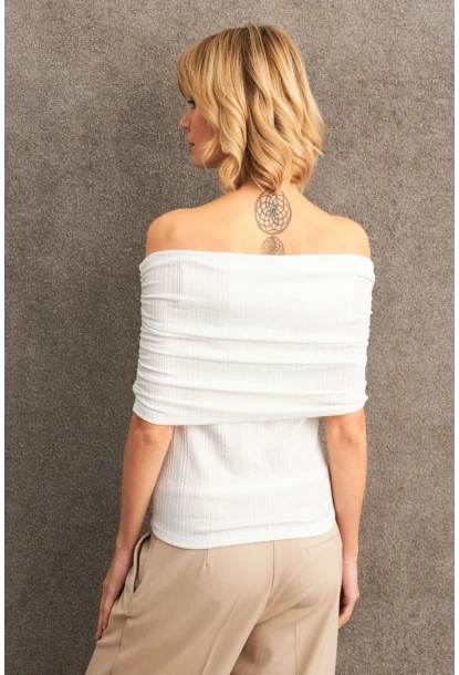 Kadın Beyaz Kolsuz Madonna Yaka Bluz TF51