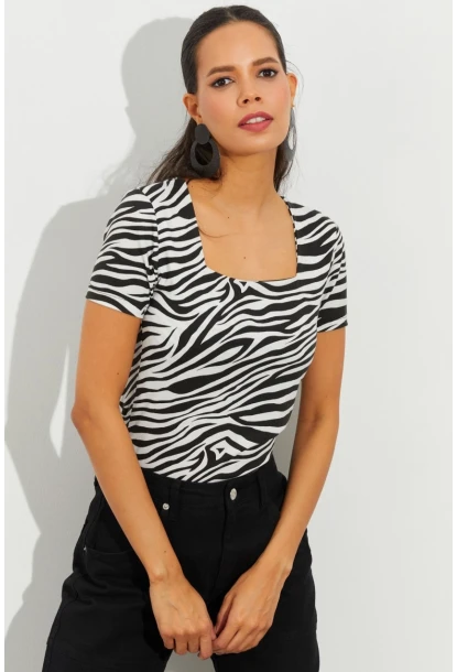 Kadın Beyaz-Siyah Kare Yaka Zebra Desenli Bluz LPP1221