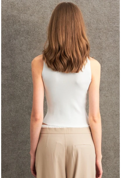 Kadın Beyaz Triko Kolsuz Bluz YV305