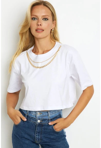 Kadın Beyaz Zincir Aksesuarlı Kısa T-Shirt HT109