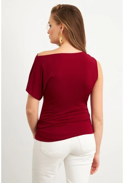 Kadın Bordo Aksesuarlı Asimetrik Kol Bluz VA102