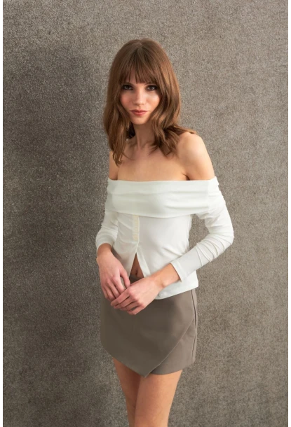 Kadın Ekru Madonna Yaka Yırtmaçlı Crop Bluz ELT4034