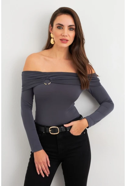 Kadın Gri Halka Aksesuarlı Madonna Yaka Crop Bluz RLO3043