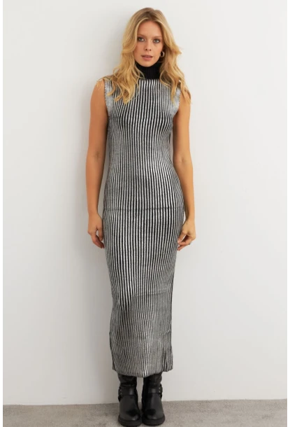 Kadın Gümüş Rengi Varaklı Balıkçı Maxi Elbise RM599