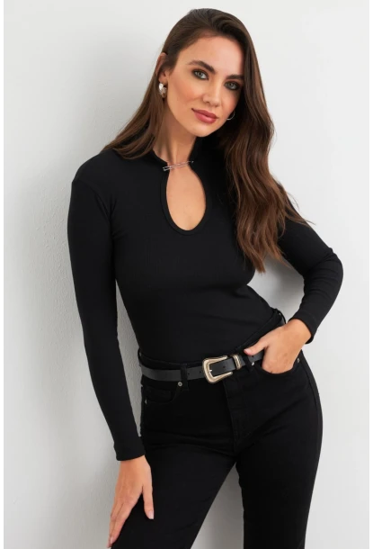 Kadın Siyah Aksesuarlı Pencereli Kaşkorse Bluz EY3032