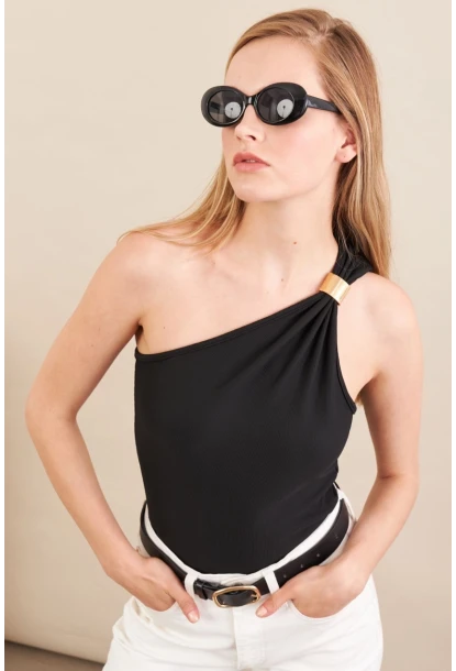 Kadın Siyah Asimetrik Aksesuarlı Bluz FRY2311