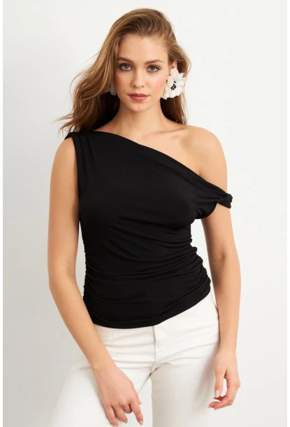 Kadın Siyah Asimetrik Kol Bluz VA100