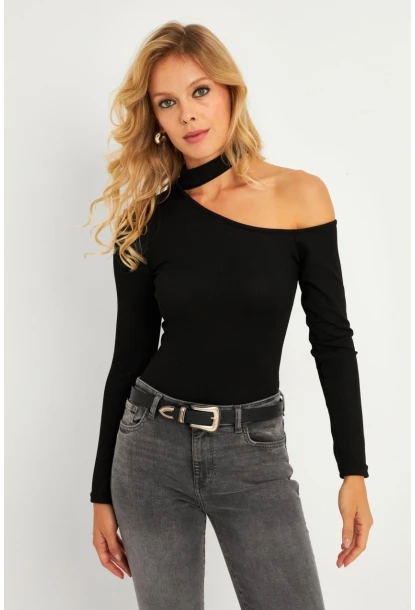Kadın Siyah Asimetrik Yaka Bluz CG376