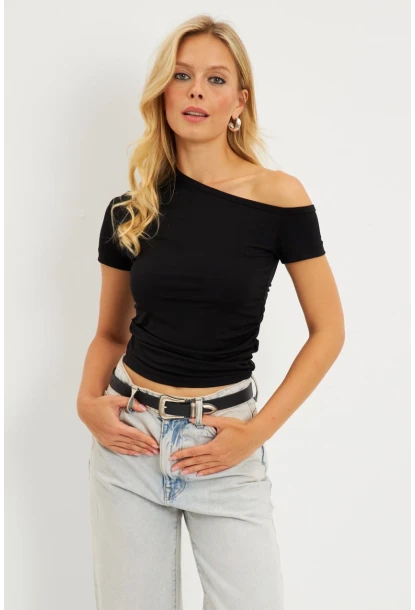 Kadın Siyah Asimetrik Yaka Büzgüllü Bluz DMR332