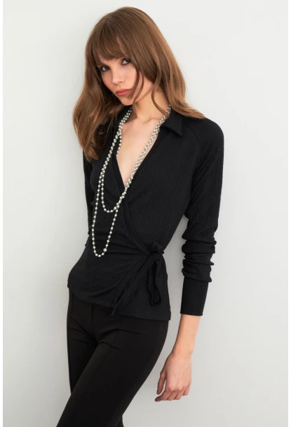 Kadın Siyah Bağlama Detaylı Bluz TF48