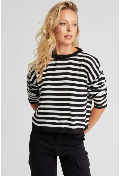 Kadın Siyah-Beyaz Çizgili Triko İnce Kazak YV211