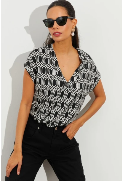 Kadın Siyah-Beyaz Desenli V Yaka Bluz LPP1217