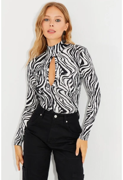 Kadın Siyah-Beyaz Önü Damla Zebra Desenli Bluz LPP1236