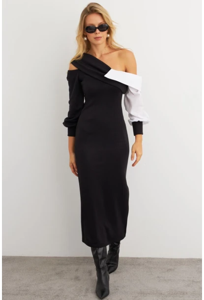 Kadın Siyah Blok Kumaşlı Asimetrik Yaka Maxi Elbise KED4469