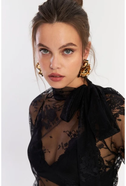 Kadın Siyah Boyun Bağlamalı Tül Bluz EY2929