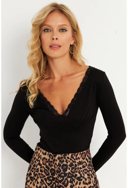 Kadın Siyah Dantel Detaylı Bluz EY2870