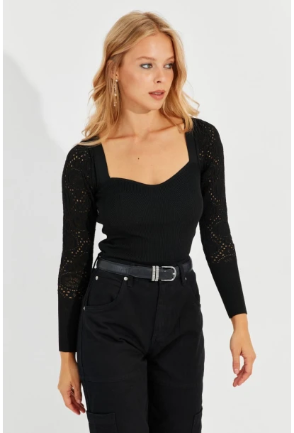 Kadın Siyah Kalp Yaka Ajurlu Triko Bluz SMT217