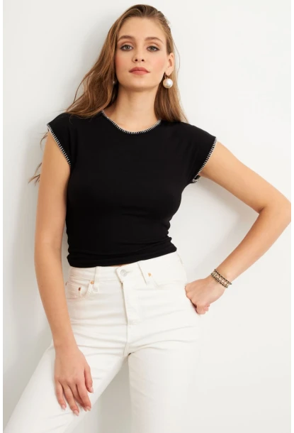Kadın Siyah Kontrast Dikişli T-Shirt FLU766