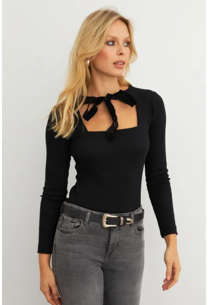 Kadın Siyah Önü Bağlamalı Kare Yaka Bluz EY3008