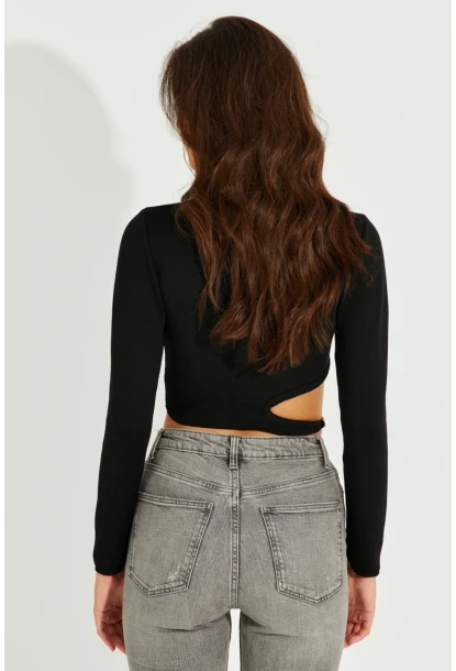 Kadın Siyah Zincir Detaylı Triko Crop Bluz KZ2802