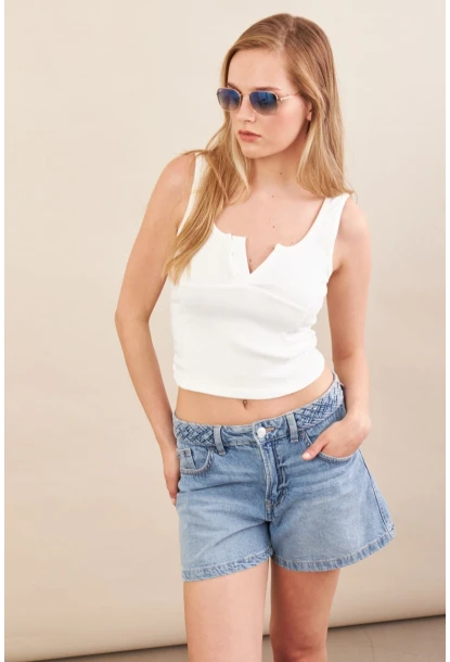 Kadın Beyaz Agraflı Kısa Bluz ZH167