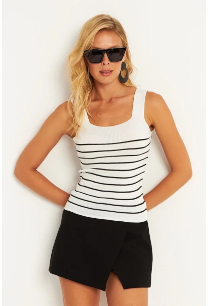 Kadın Beyaz Kare Yaka Çizgili Triko Bluz KAZ15