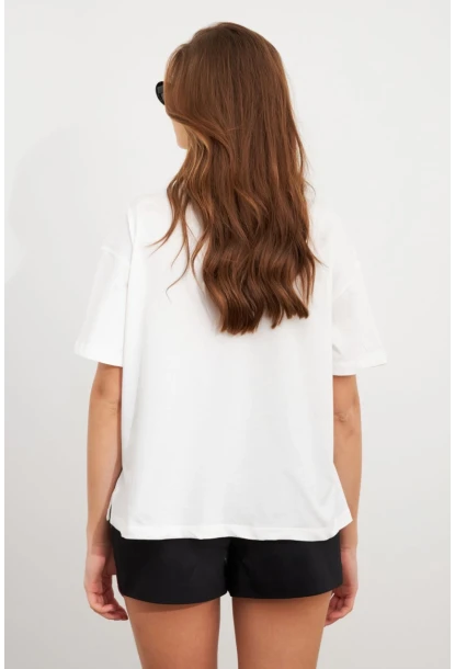Kadın Beyaz Straslı Oversize T-Shirt TPG13