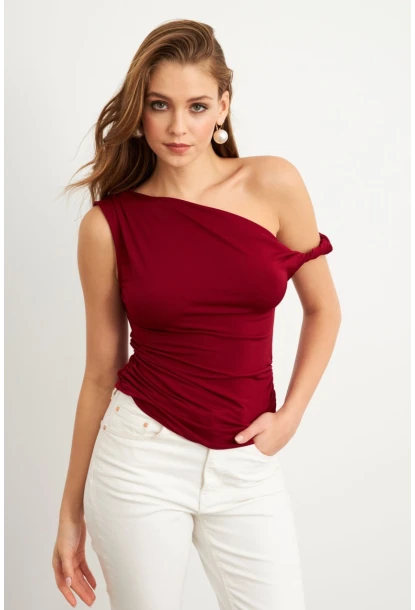 Kadın Bordo Asimetrik Kol Bluz VA100